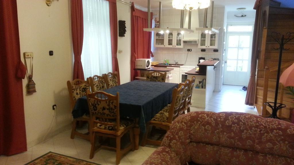 Csokonai Guesthouse 자르마디 객실 사진