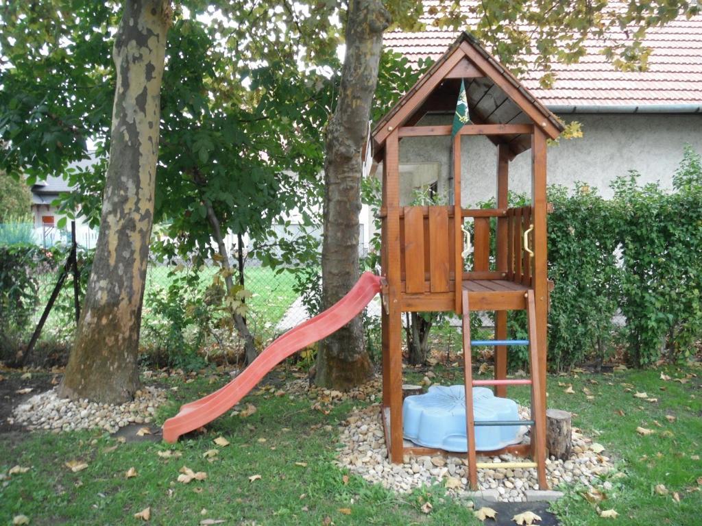 Csokonai Guesthouse 자르마디 외부 사진